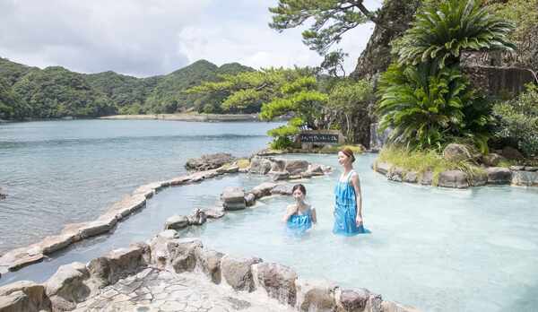 眼前に波が押し寄せる絶景露天風呂を満喫！