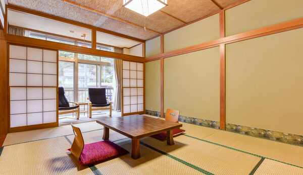 *東館和室/広々とした10畳の和室。ごゆっくりお寛ぎください。