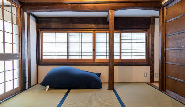 ・【honmachi前室】玄関と直接つながっている前室。古民家ならではの間取りでございます