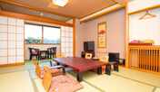 和室10畳／無料WiFi完備。ユニットバス＆トイレ付き。