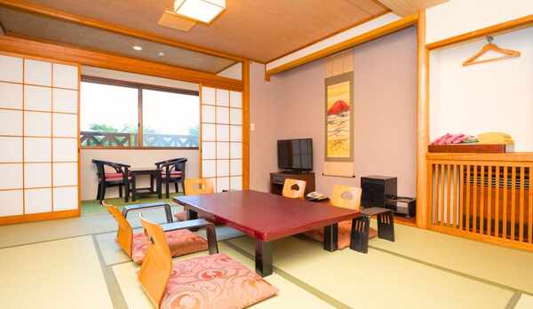 和室10畳／無料WiFi完備。ユニットバス＆トイレ付き。