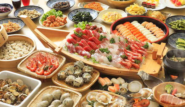 海鮮、寿司、旬のものからスイーツ、お子様に人気の品まで幅広くお楽しみ頂ける和洋バイキング　※一例