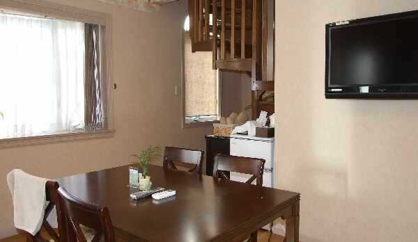 メゾネットタイプの１階のダイニング（約８畳）です