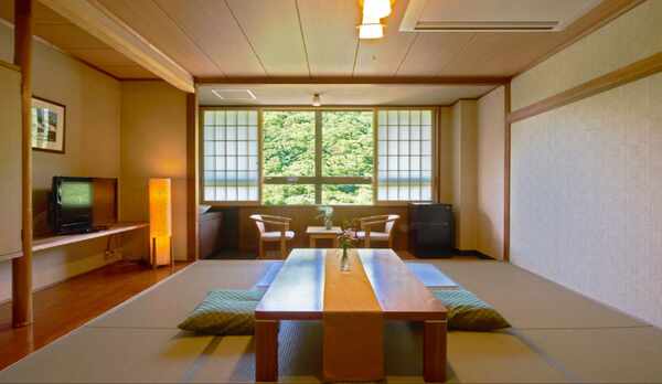 【和室10畳】＜24平米/トイレ付>遠く山々が連なる、落ち着いた和室
