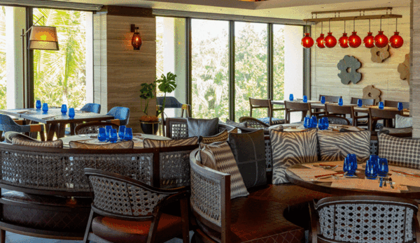  【 ISHIGAKI BOLD KITCHEN】島の伝統的な工芸品をモチーフとした店内