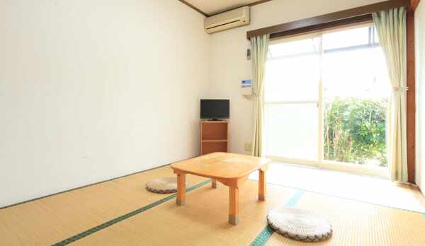 【和室6畳】波の音を聞きながら、のんびり島時間をお楽しみ下さい。