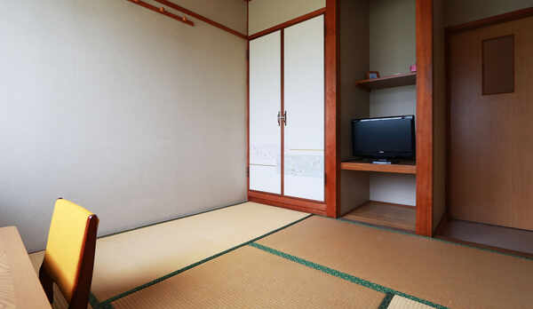 【4.5畳和室】 一人利用専用客室。落ち着いた空間で、ゆっくりお過ごしください。