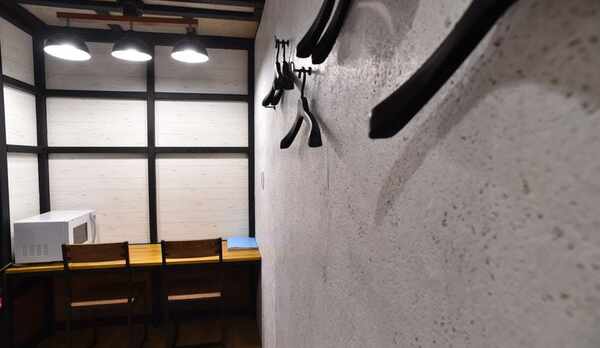 コート掛けとテーブル