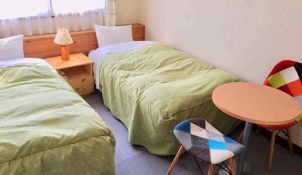 ・【洋室ツイン一例】シンプルなお部屋でゆっくりお寛ぎください