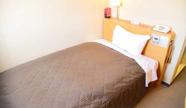シングルルーム／ポケットコイルを採用したこだわりのベットで1日の疲れを癒します。
