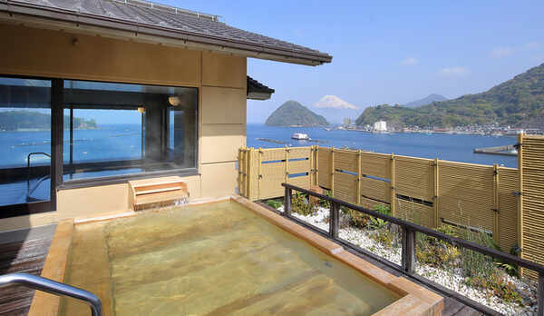 展望大浴場・檜露天風呂「富士の湯」露天風呂