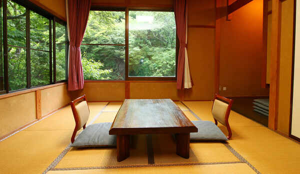 ■【客室一例】どこか懐かしい雰囲気の客室からは天栄山をはじめ木々が生い茂る山が目の前。