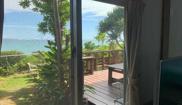 お庭から海へ南国情緒あふれる庭