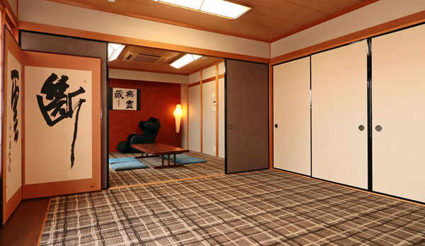 【白菊の間】16畳の広々和室（マッサージチェア付き）