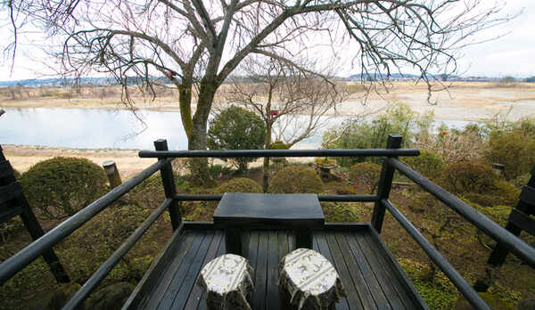 【１階テラス付き客室】テラスからは那珂川を望むことができ、安らぎのひとときをお過ごしいただけます。