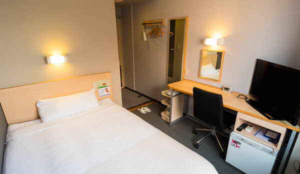 基本のシングルルームです。ダブルサイズのベッドで広々とお休みいただけます♪【12平米】