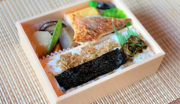 和食朝食弁当○海苔赤魚（紙パックお茶付き）