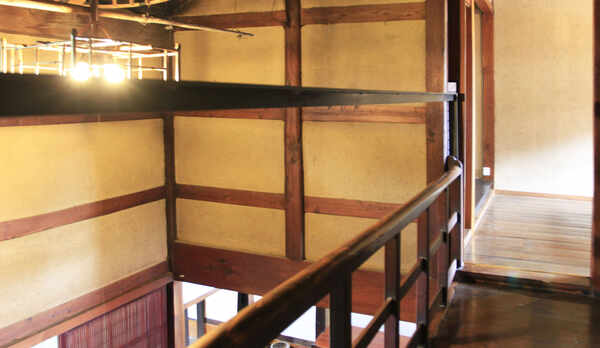 カラふるカネモ：二階吹き抜け