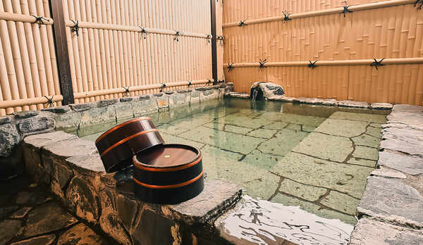 天神の湯（露天風呂・殿方）／大浴場併設の露天風呂。　