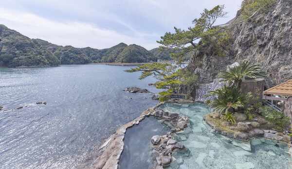 露天風呂｜紀州潮聞之湯/眼前に波が押し寄せる絶景の露天風呂。