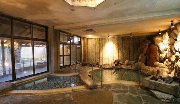 大浴場「名鉐岩風呂」