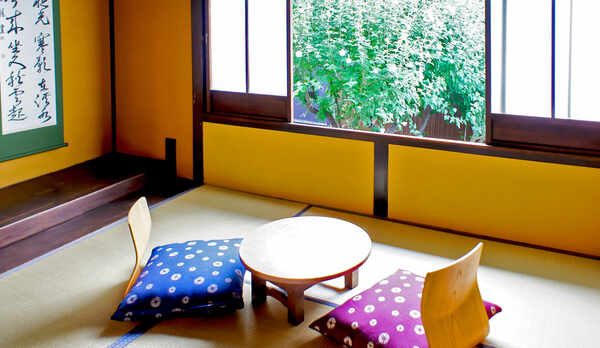 ・【楓】窓からは大きな槿の木、見下ろすと季節を感じる坪庭が望めます