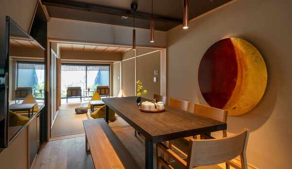 壁に飾られた丸いアートは金箔と漆で儚い雰囲気の「月」を表現しています