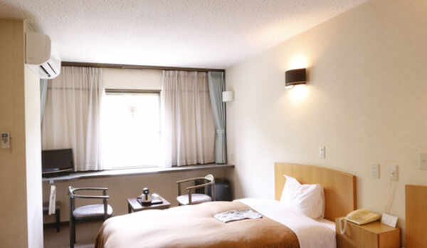 お二人でもゆったりと寛げる洋室ツインルーム／例