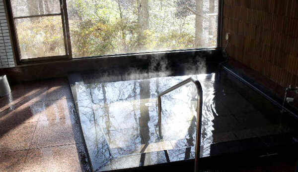 ・やわらかな泉質の温泉で日ごろの疲れを癒してください