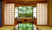 *和室10畳（客室一例）/大きな窓からは緑を一望。安らぎを覚える特別な休日をお過ごし下さい。