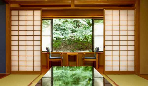 *和室10畳（客室一例）/大きな窓からは緑を一望。安らぎを覚える特別な休日をお過ごし下さい。