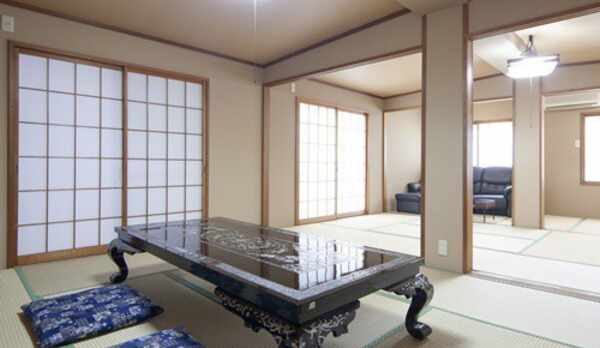 遊び疲れたら、広々としたお部屋でのんびり過ごすのもおすすめ。忙しい日々を忘れる、寛ぎの時間をどうぞ。