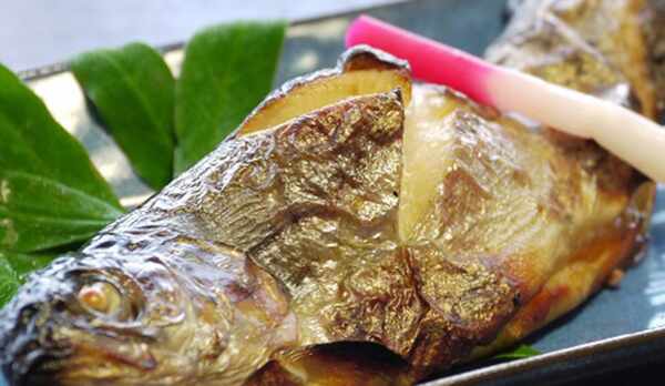 ・提供メニュー一例　ニジマスの由庵漬け焼き