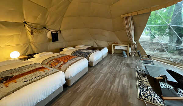 【客室】シングルベッド&times;4台／39平米／禁煙／Wi-Fi接続可能