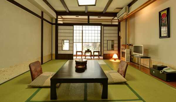 *民芸調和室/当館のスタンダード客室。民芸の調度品を散りばめたお部屋で寛ぎのひと時