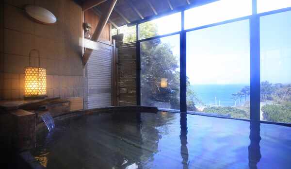 檜の浴槽が心地よい・露天温泉(一時的にすだれをかけております)