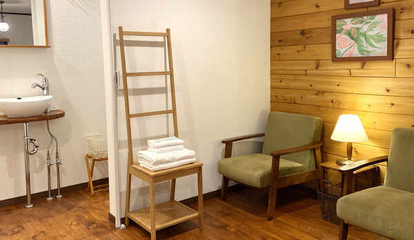 ・【１F・ダブルルーム】洗面所近くにはチェアもご用意ございます 