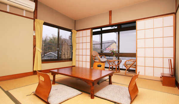 部屋◆８畳。お部屋はすべて、落ちついた和の雰囲気です。ごゆっくりとお寛ぎください。