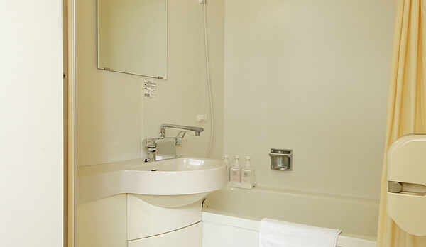 【洋室】洋室は便利なユニットバスをご利用ください。4階のお風呂も利用可能です