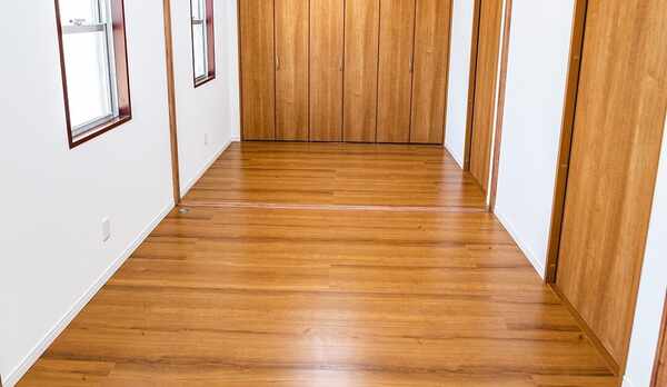 フローリングの広々とした部屋