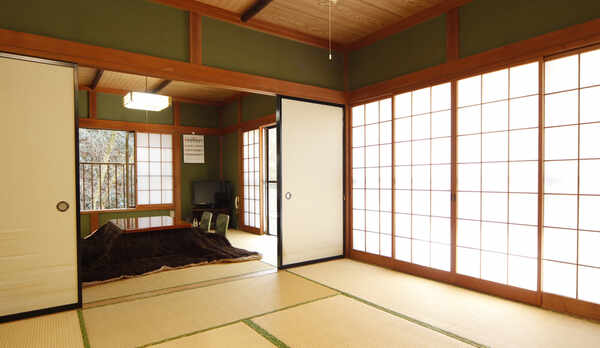 ８畳間が２つつながったお部屋ですので、ご家族や小グループでのご利用に最適なお部屋です。