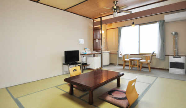 【客室10畳】冷暖房、シーリングファン、洗面台、温水洗浄トイレ完備