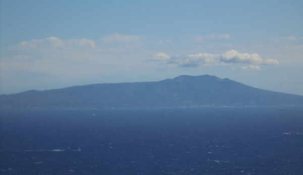 部屋の窓から海が見えます。