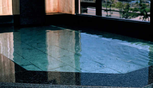 外が眺められる「光の湯」