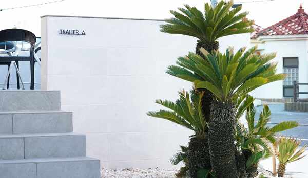 【TRAILER-A】ジャグジー付ヴィラ／海側から見て左が「TRAILER-A」です（棟一例）