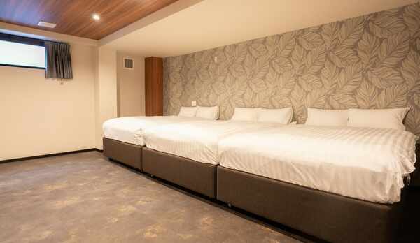 新館　デラックスルーム　ダブルベッド３台