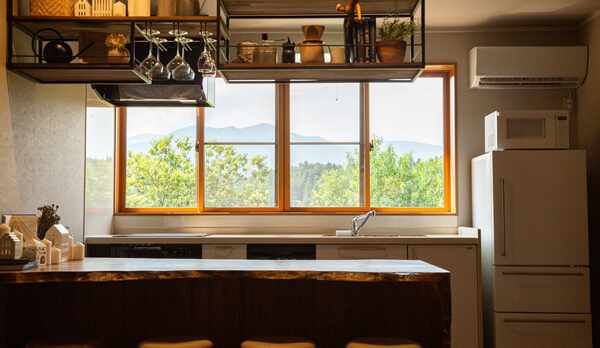 レキシ（バーカウンター）妙高の山々を眺めながら、お寛ぎいただける造作Barをご用意しております