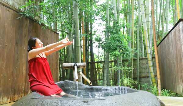 ＜貸切風呂・かぐやの湯＞竹林に囲まれた屋根のない開放的な空間と源泉温泉で身も心も癒やされる。