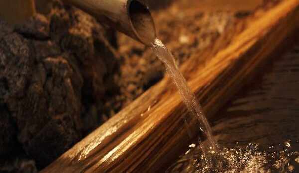 源泉掛け流しの湯に心も体も癒されてくださいませ