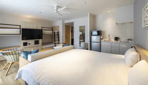 デザイナーズダブル  + ロフトベッド2台 + ソファーベッド（40平米）最大7名